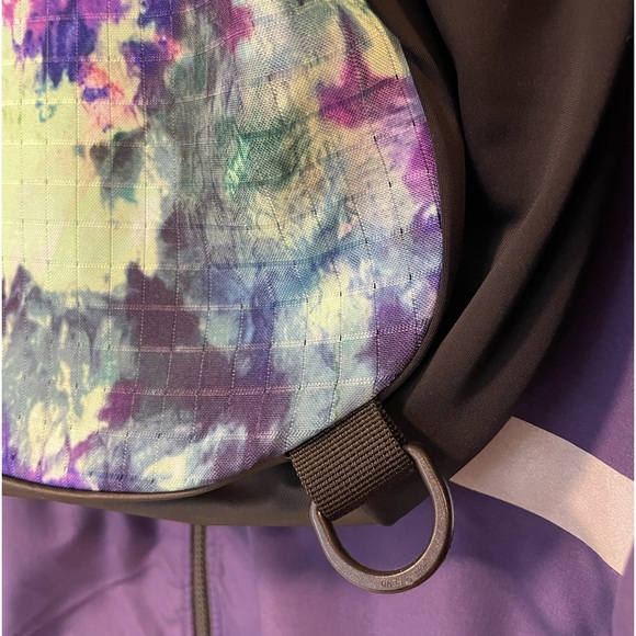 Under Armour sling bag. - Picture 5 of 9